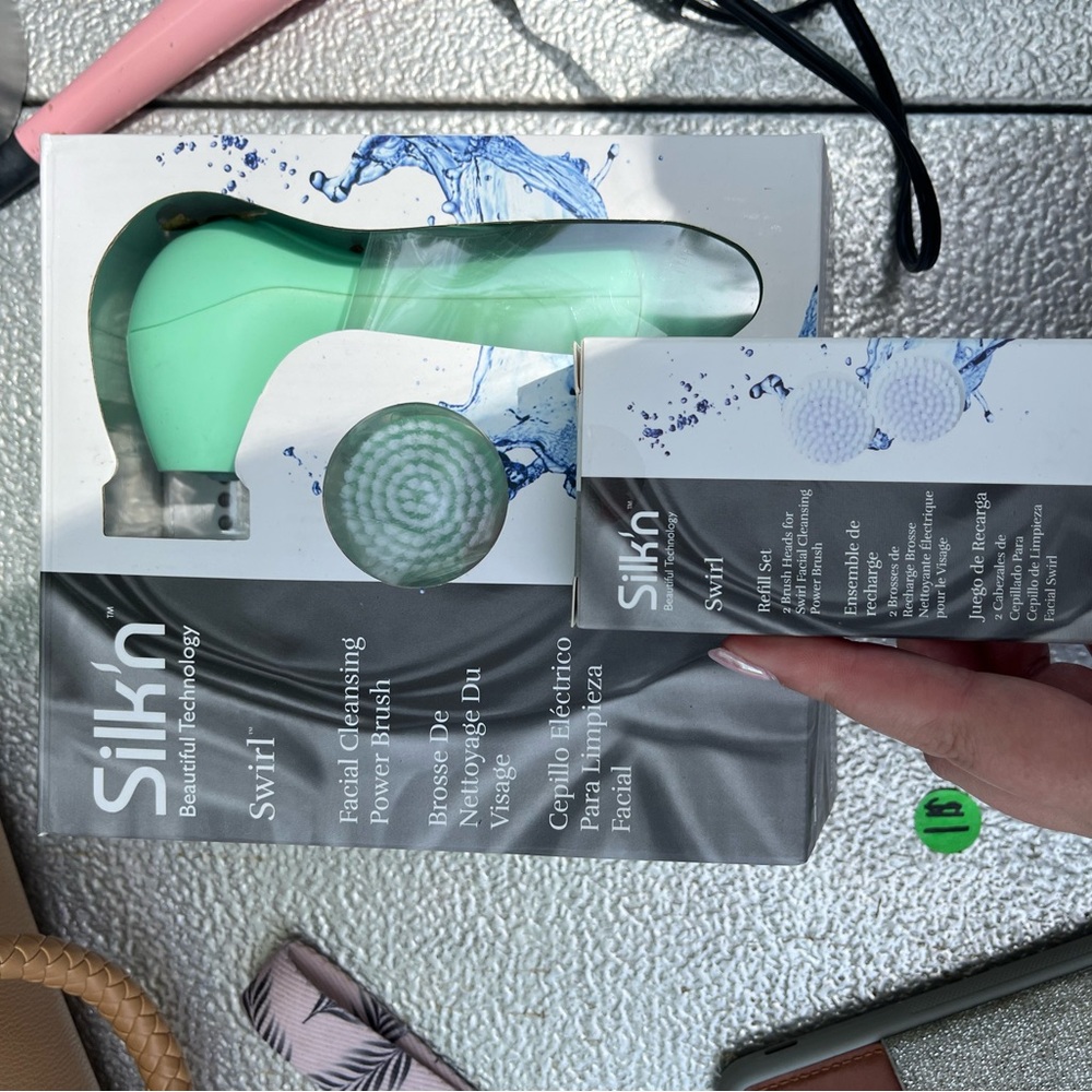 Facial cleansing brush and extra heads